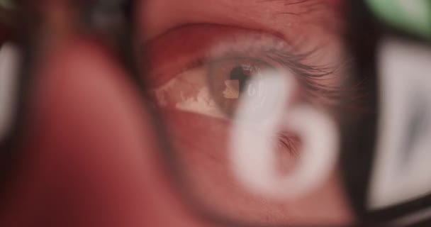 Close Up of Young ManS Μάτια Γυαλιά Web Περιήγηση κύλιση κάτω Τηλέφωνο εθισμού στο Internet Ar Vr — Αρχείο Βίντεο