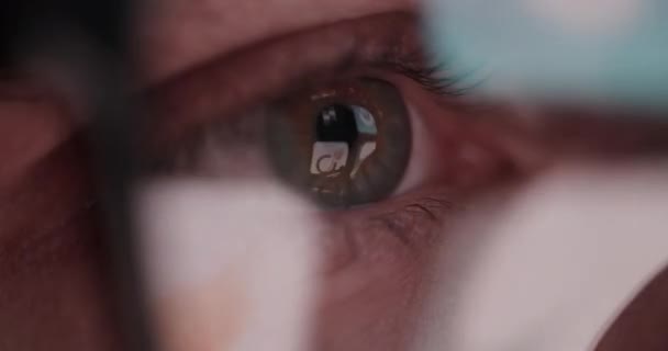 Makro-Ansicht der jungen Männer Augen Brille Web Browsing Doom Scrollen Internet-Sucht Metaverse — Stockvideo