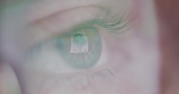 Macro View Of Young ManS Olhos Óculos Compras Online Assistir Conteúdo da Web Internet Vício Metaverso — Vídeo de Stock
