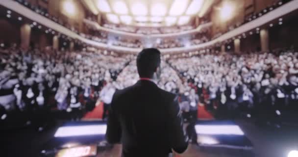 Молоді політичні технології Могул Виступ на корпоративній конференції Big Crowd Business Аплодисменти Успіх Charisma Financial CEO UHD 4K — стокове відео