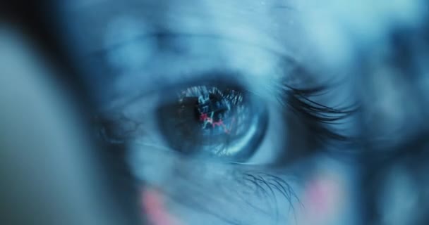 Çevrimiçi borsada Web İçeriği Sosyal Ağ Bağımlılığı 5g Ağını İzleyen Bir İşadamının Göz Gözlüğünü Kapat — Stok video