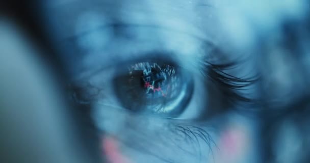 Close Up of Eye Glasses of a Business Man Online Χρηματιστήριο Παρακολουθώντας περιεχόμενο στο Web Social Network Addiction 5g Δίκτυο — Αρχείο Βίντεο