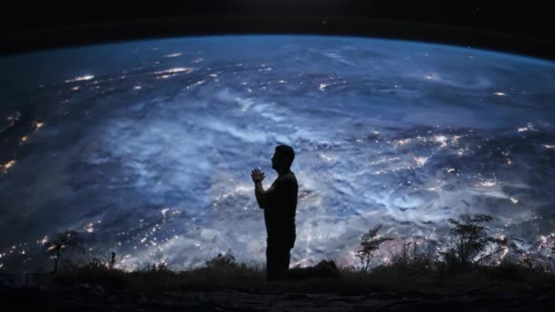 Man Praying In Front of Night Earth New World Order Krisis Bumi Masa Depan Harapan Cinta untuk Kemanusiaan Yesus Kristus Allah Dunia Penciptaan Epos Merah 8k — Stok Video