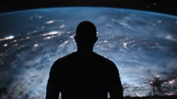 Unge man Sylhouette Walking Toward Earth Observbing Global Survailance Världsherravälde Secret Organization Conspiracy Concept 8K — Stockvideo