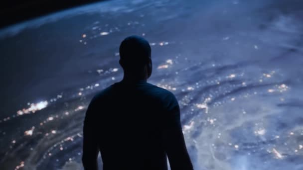 Homem super-herói Sylhouette Olhando para a Terra Globo Planeta Protegendo a Humanidade Vida Beleza do Conceito Existência 8K — Vídeo de Stock