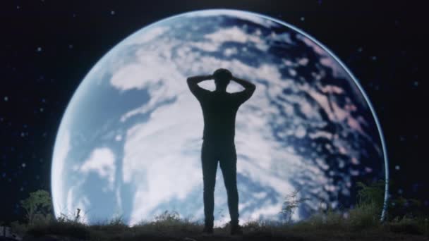 Hombre arrodillado en la desesperación en el espacio Viajando Guerra Global Eco Catástrofe Cambio Climático Tierra Verde Calentamiento Global Epopeya Roja 8k — Vídeo de stock
