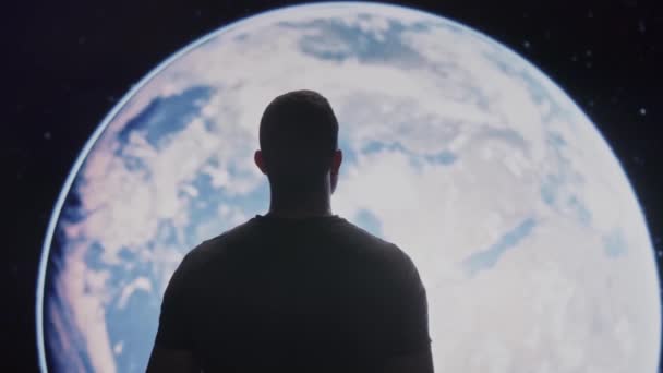 Der Mensch Astronaut Figur Betrachtung der Erde Der große Neustart Klimawandel Neue Weltordnung Globale Politik Überwachung Red Epic 8k — Stockvideo