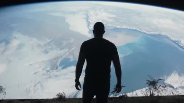 Hombre del Espacio Explorando Nuevo Planeta en el Espacio Haciendo Cambio Climático Investigación Científica Tierra Verde Naturaleza Red Epic 8k — Vídeo de stock