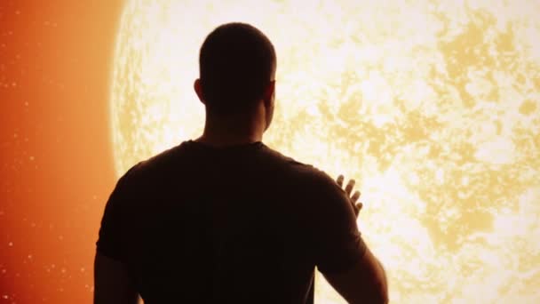 未来のテクノロジーで宇宙の太陽を探る男のシルエット｜地球温暖化気候変動8k — ストック動画