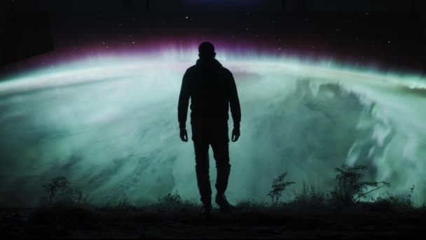 Northern Lights Space Man Investigando el Cosmos Usando la Realidad Virtual Viaje de Conspiración Epopeya Roja 8k — Vídeo de stock