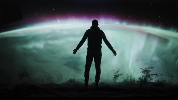 Raumfahrer stehen vor dem Planeten Erde in Ehrfurcht Polarlichter Polarlichter tun Wissenschaft Forschung Verschwörung Umwelt Red Epic 8k — Stockvideo