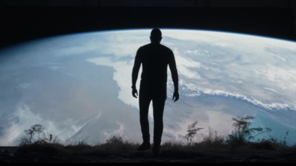 Menschliche Figur Beobachtung der Erforschung des Planeten Erde aus dem Weltraum Tourismus Futuristische Technologien Ökologie Natur Red Epic 8k — Stockvideo