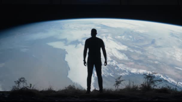 Die Figur des Menschen steht vor dem Planeten Erde Raumfahrt Reisen Globale Erwärmung Natur Rotes Epos 8k — Stockvideo