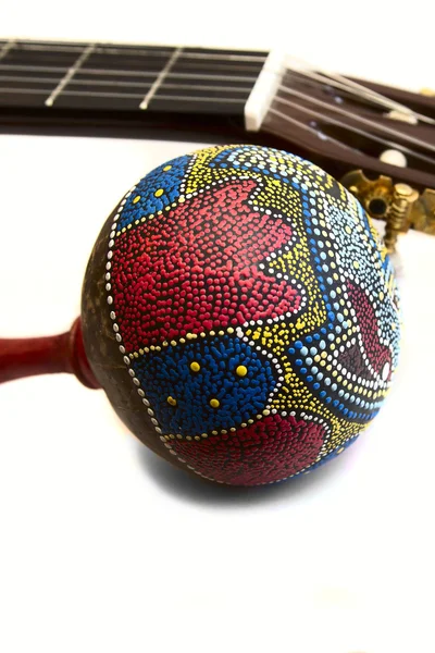 akustik gitar üzerinde beyaz izole marakas