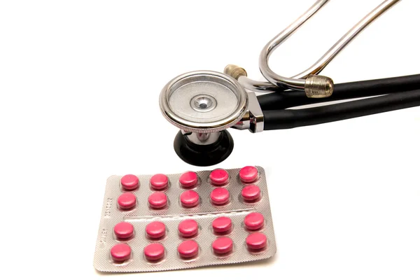 siyah üzerine beyaz izole kırmızı tabletler ile phonendoscope