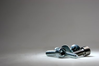 Gri arkaplanda vidalar