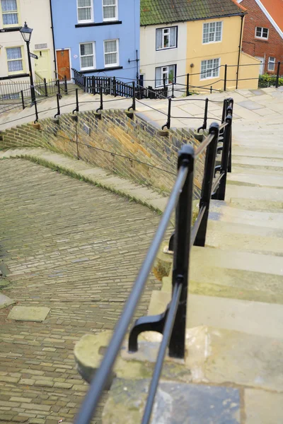 Olhando para baixo os famosos passos de Whitby — Fotografia de Stock