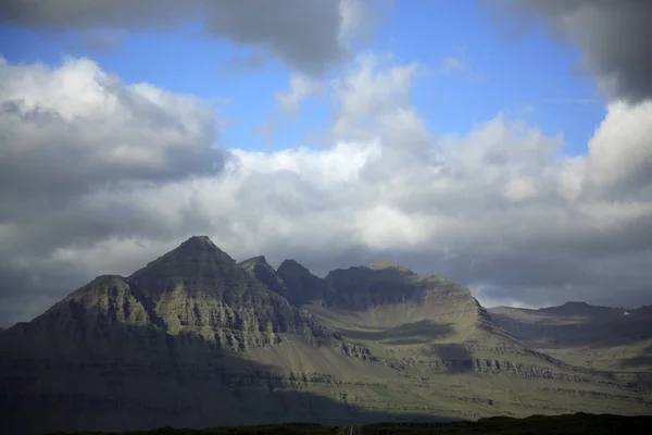 Sonnenbeschienene Berge — Stockfoto