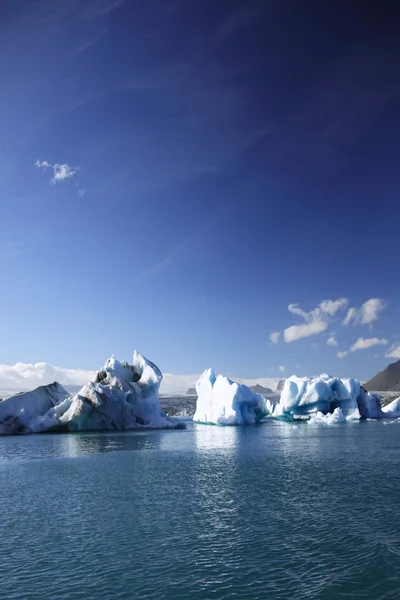 Большие айсберги — стоковое фото