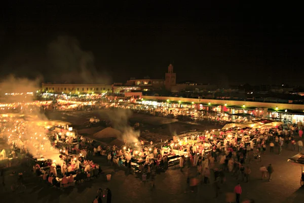 Geschäftiger Platz in Marrakesch in der Nacht — Stockfoto