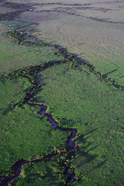 Rivière serpentant à travers le Masai Mara — Photo