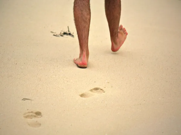 Man walking on beach — Stock Photo, Image