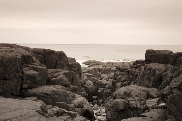 Rocas en la playa Northumberland — Foto de Stock