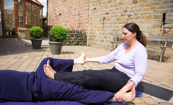 Inre lår stretch — Stockfoto