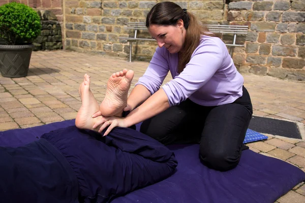 Stretching the quads — Stock Photo, Image