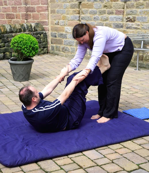 Förbereda för shoulder stand — Stockfoto