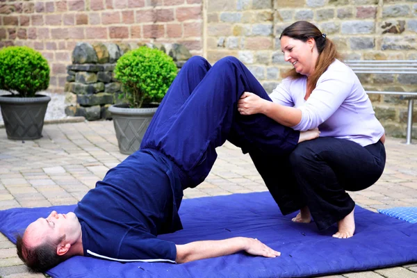 Thai massage shoulder stand — Stockfoto