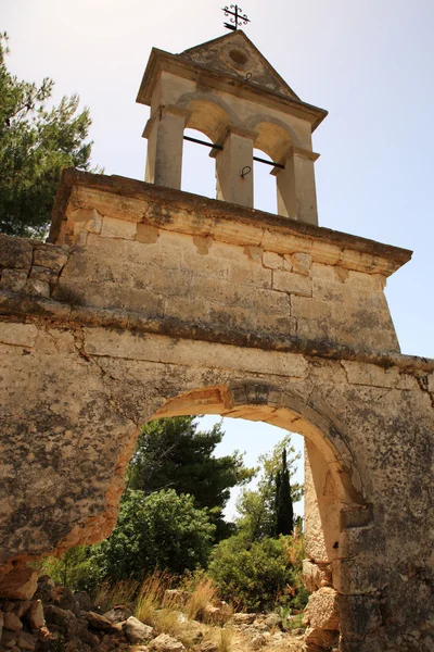 Ruïnes van sassia klooster klokkentoren — Stockfoto
