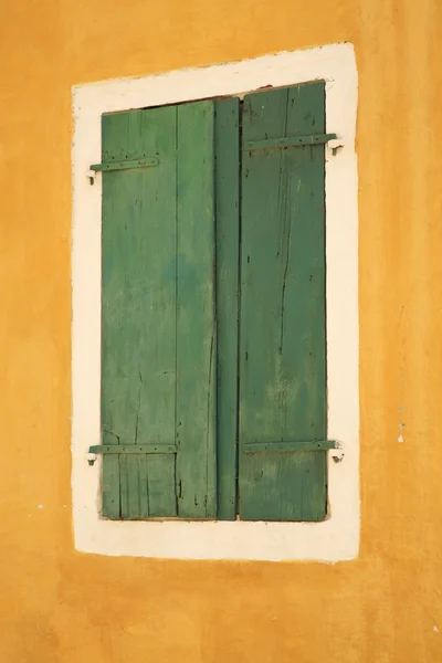 Grüne Fensterläden — Stockfoto