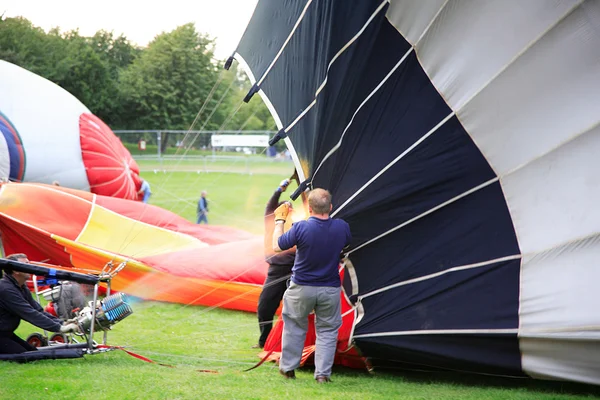 Inflating a hot air balloon — Stock Photo, Image