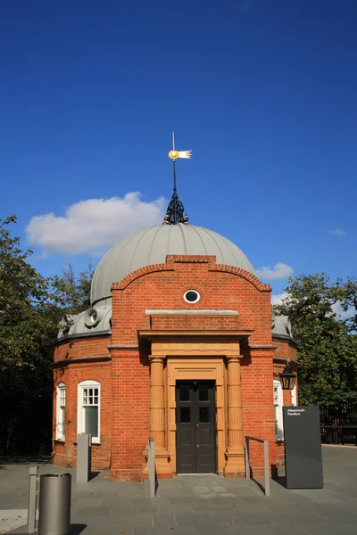 Vooraanzicht van azimutale paviljoen — Stockfoto