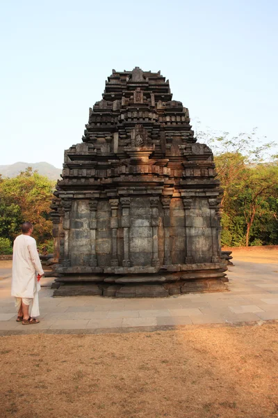 Man looking to at Mahadev Temple — Stock Photo, Image