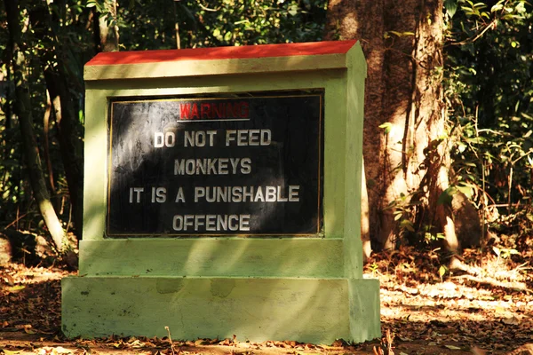 Avertissement ne nourrissez pas les singes signe — Photo