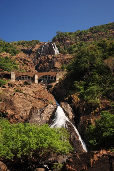 Dudhsagar の滝の上の鉄道橋 — ストック写真