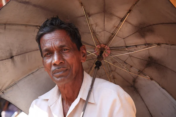 Old man under an umbrella — Stock Photo, Image