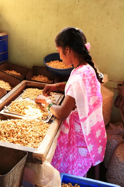 Mädchen beim Schälen von Cashewnüssen — Stockfoto