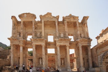 Celsus kitaplığı Efes'e hayran turist