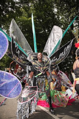 karnaval için erkek kılığına girmiş