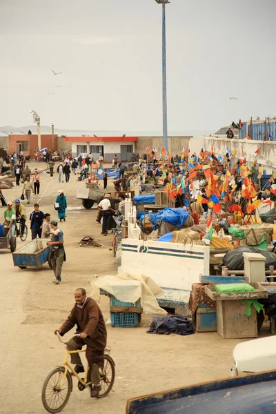 Belebter Hafen von Essaouira — Stockfoto