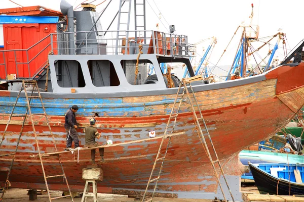 Travailleurs réparant un bateau — Photo