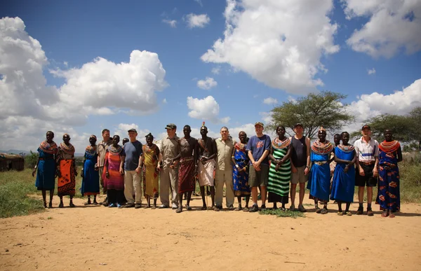 Tourists and Samburu dancers — Stock Photo, Image