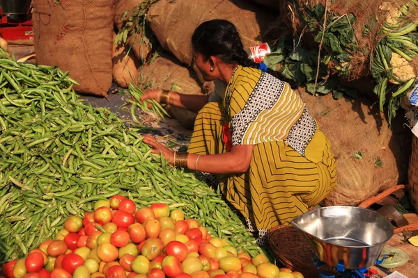 Woman gathering green beans Indian street market — Stock Photo, Image