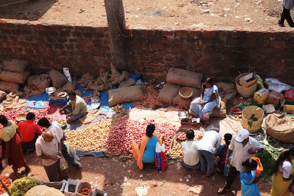 Vue vers le bas sur un marché alimentaire indien Goa — Photo