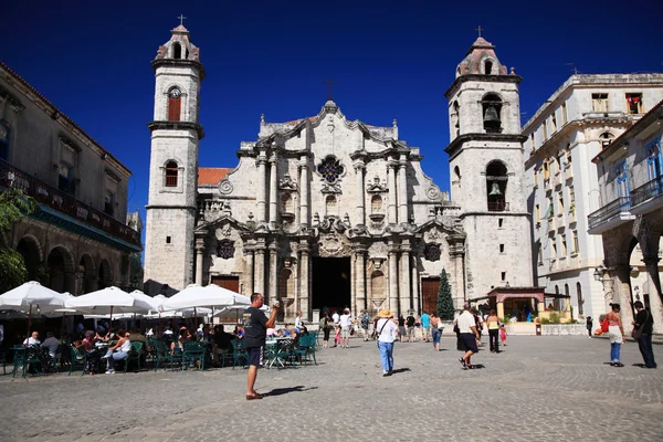 Turistas na movimentada Plaza De La Catedral Havana — Fotografia de Stock