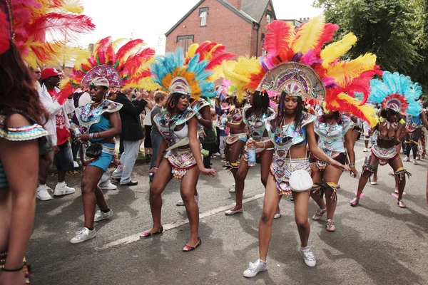 Chicas bailando en el Carnaval de Leeds —  Fotos de Stock