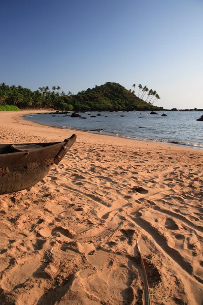 Fishing boat on Cola beach — Stock Photo, Image